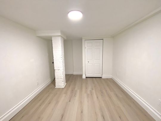 $1,900 / 2 br / 1 ba / 950 sqft 2BR Duplex in Hamilton - Photo 1