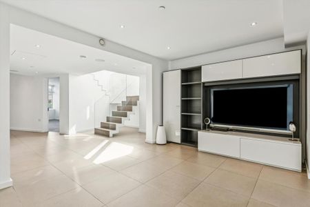 5 bedroom detached house to rent - Photo 2