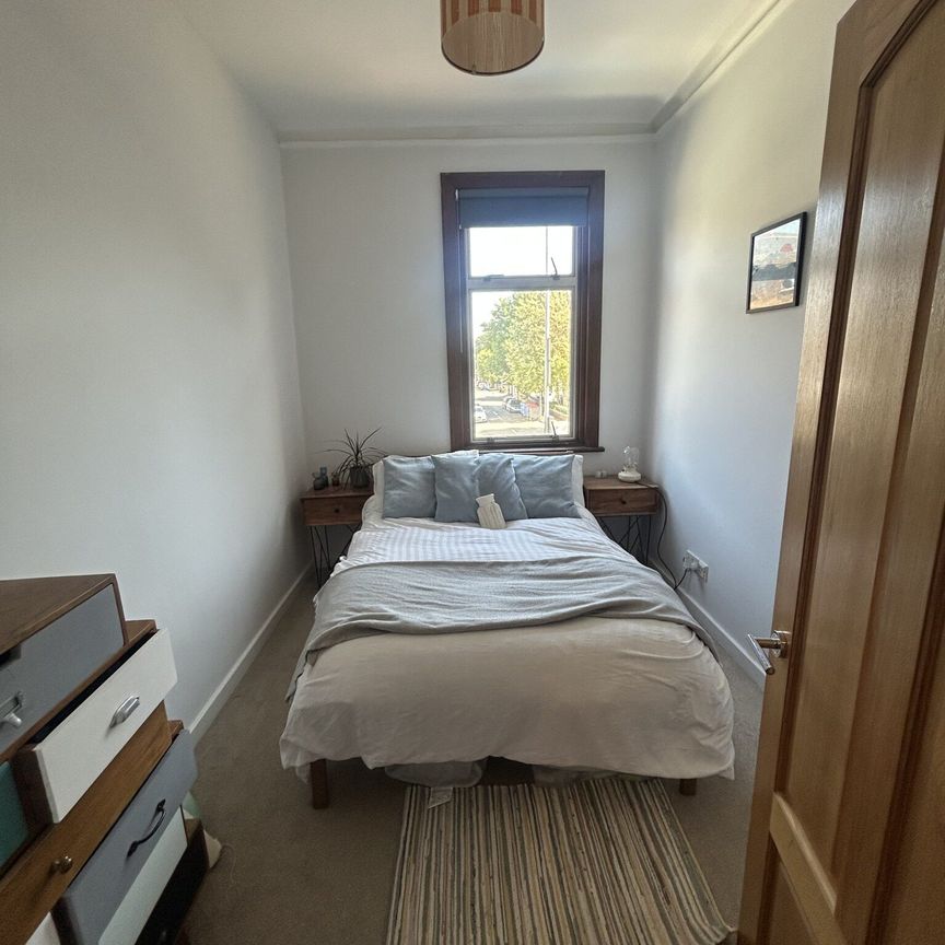 Two Bedroom Spacious Flat for Rent in Surbiton - Photo 1