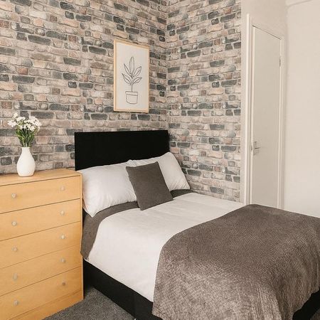 1 bedroom in a house share to rent - Photo 3