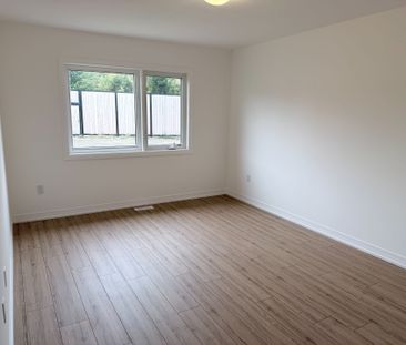 For Lease - 89 FLAN Boulevard, Barrie, Ontario - Photo 1