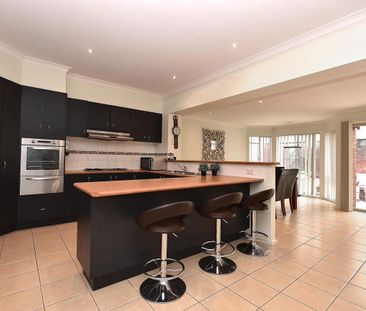 30 Whitecliffe Drive, Rowville - Photo 2