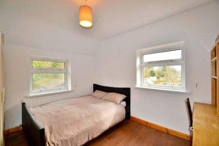 4 bedroom end of terrace house to rent - Photo 3