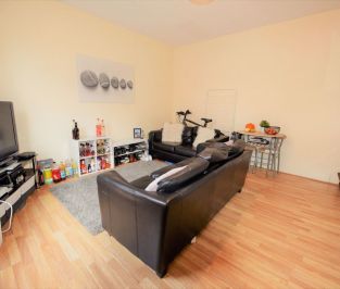 2 bedroom House in Harold View, Leeds - Photo 2