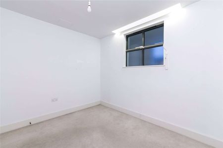 Spacious three bedroom apartment with large windows in the ex Burberry factory conversion. - Photo 5