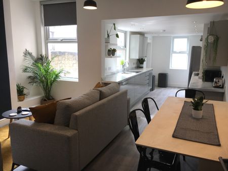 5 Bed Terraced House, Jubilee Drive, L7 - Photo 2