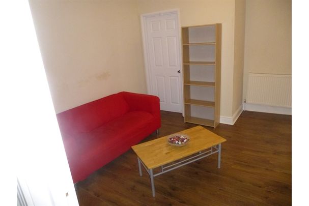 2 Bed Flat, Bromley High Street, E3 - Photo 1