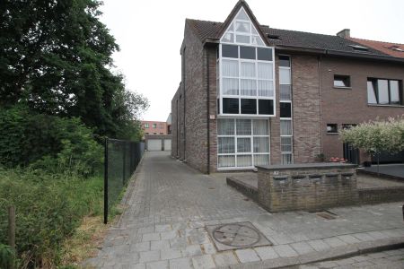 Een gerenoveerd appartement op de eerste verdieping achteraan met autostaanplaats - Photo 5