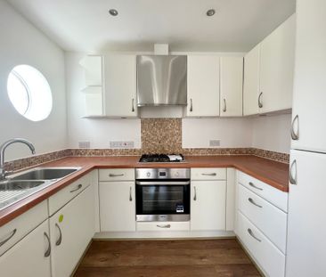 2 bedroom flat to rent Batts Hill, Redhill - Photo 3