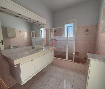 Location Maison 6 pièces 201m² LE CASTELLET 83330 - Photo 6