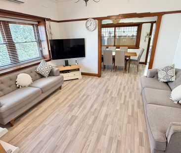 A Fully Furnished and well-presented renovated double brick home - Photo 3