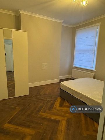 1 bedroom in a house share to rent - Photo 2
