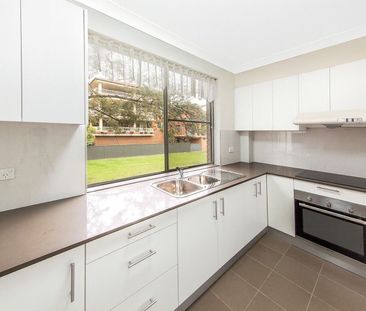 Well Presented Two Bedroom Apartment In Prime Location - Photo 3