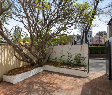 Sun-Filled, Character Home in the Heart of Surry Hills - 3 month le... - Photo 4