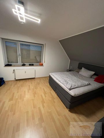 Schöne renovierte 3 Zimmer Wohnung im DG in ruhiger, schöner, grüner Lage mit Balkon und Sellplatz - Photo 2
