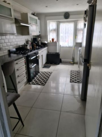 1 bedroom in a house share to rent - Photo 2