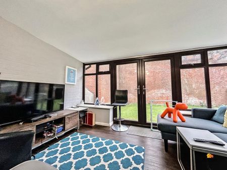 1 bedroom in a house share to rent - Photo 2