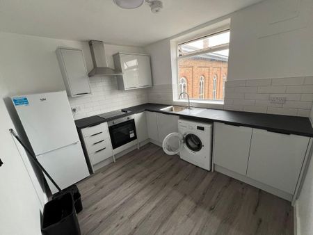 3 bedroom flat to rent - Photo 5