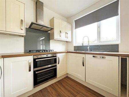 3 bedroom Semi-detached house to rent - Photo 5