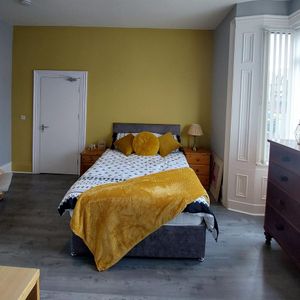 1 bedroom in a house share to rent - Photo 2