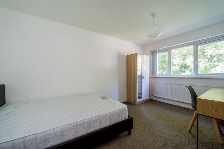 3 Bedroom Semi-Detached House - Photo 5