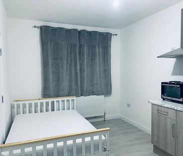 Self contained studio next to Gants hill tube station-£1100 inclusi... - Photo 3