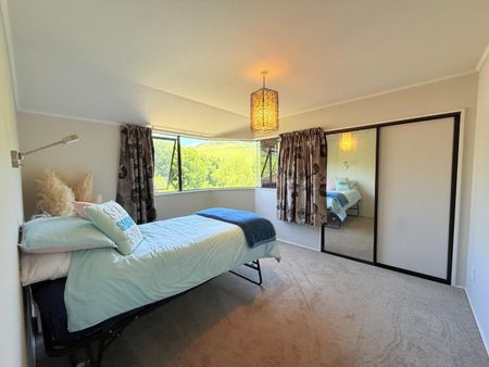 Modern Three-Bedroom Home with Sunroom and Stunning Views - Photo 4