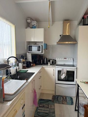 Totara Vale - 3 Bedrooms Home - Prime Location - Photo 3