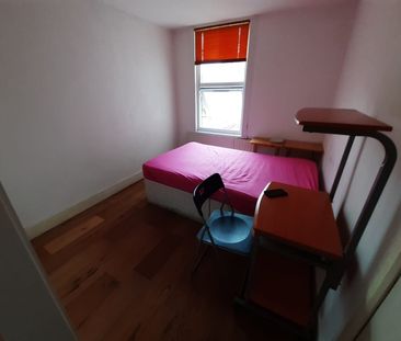 Room in a Shared House, Albert Square, E15 - Photo 5