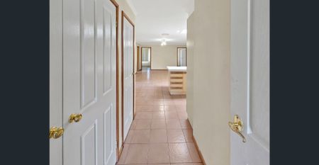 Spacious Family Home in Quiet Court Location - Photo 4