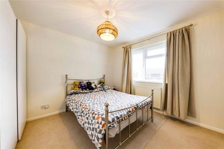 4 bedroom House in Starmead Drive, Wokingham - Photo 2