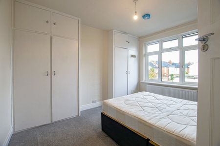 Beautifully modernised and thoughtfully updated, this three-bedroom terraced house offers generous accommodation just moments from Chichester’s historic centre - Photo 3