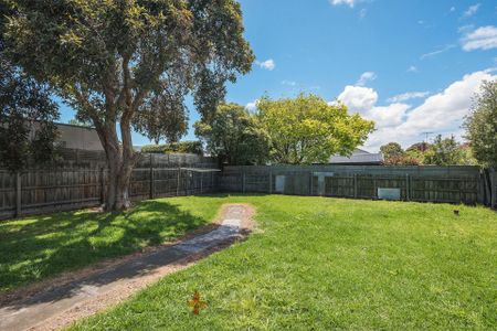 Stylish Californian Looking Into The Sun - Photo 4