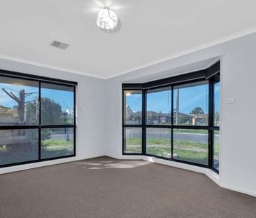 52 Songlark Crescent, Werribee - Photo 5