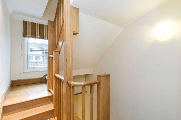 Charming mews house set on private and secluded street moments away from Knightsbridge - Photo 1