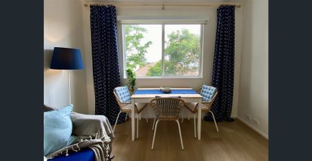 Fully Furnished, Newly Updated - 10 min walk to the Beach - Photo 4