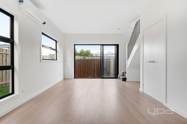 The Pefect Townhouse! - Photo 1