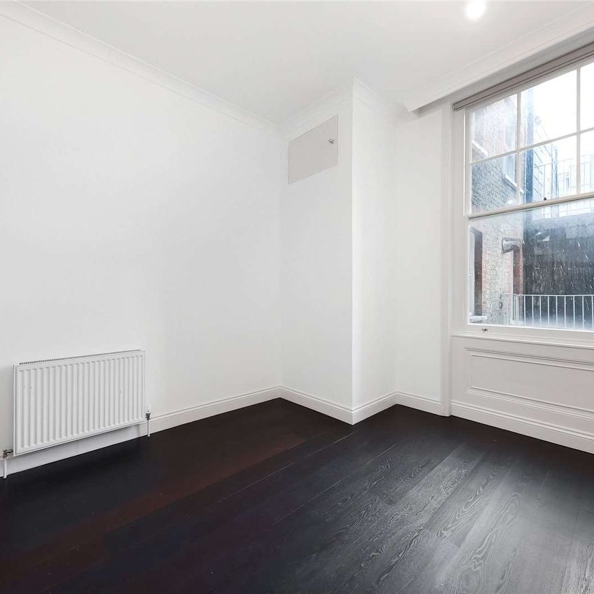 A first floor one bedroom apartment in a recently refurbished building benefitting from a generous reception room with 3.5m high ceilings, lift access and wooden flooring throughout. - Photo 1