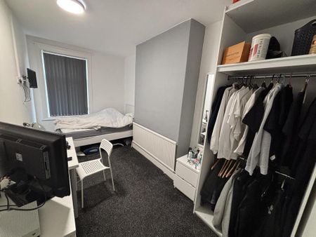 3 bedroom flat to rent - Photo 4