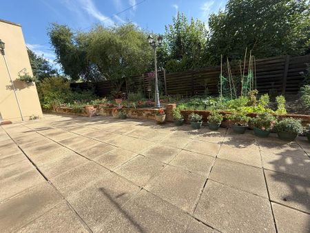 4 bedroom detached house to rent - Photo 2
