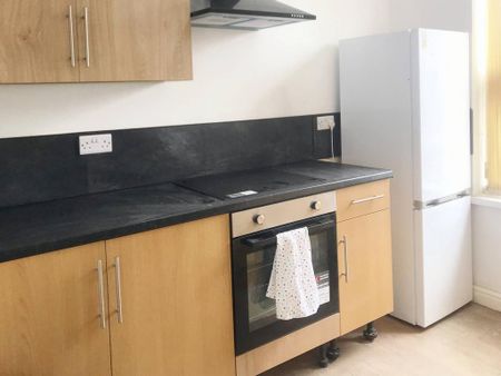 3 bedroom flat to rent - Photo 2