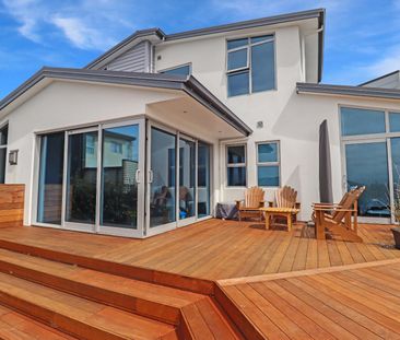 Immaculately presented executive four-bedroom family home - Photo 1