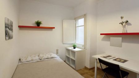 Room in a shared 10-bedroom apartment for rent in El Putget i Farró, bills included, professionals only - Photo 2