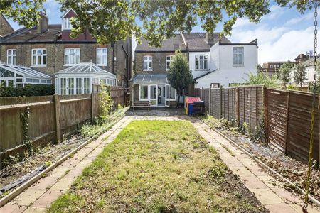 A spacious, redecorated four double bedroom family house. - Photo 4