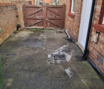 3 bedroom terraced house to rent - Photo 3