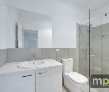 Modern 3 Bedroom Home - Photo 5