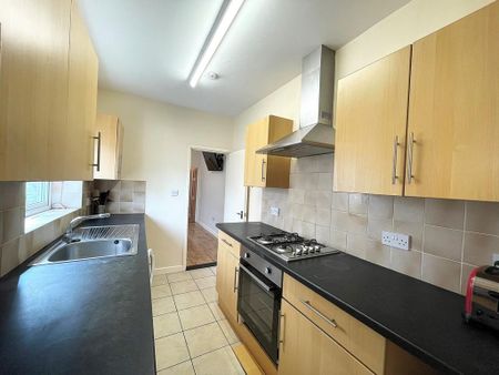 4 bedroom terraced house to rent - Photo 2
