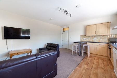 4 bed apartment to rent in Heaton Place, Heaton, NE6 - Photo 4