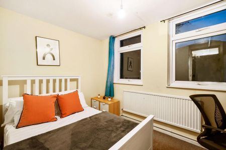 1 bedroom in a house share to rent - Photo 2