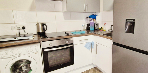 1 bedroom in a house share to rent - Photo 2